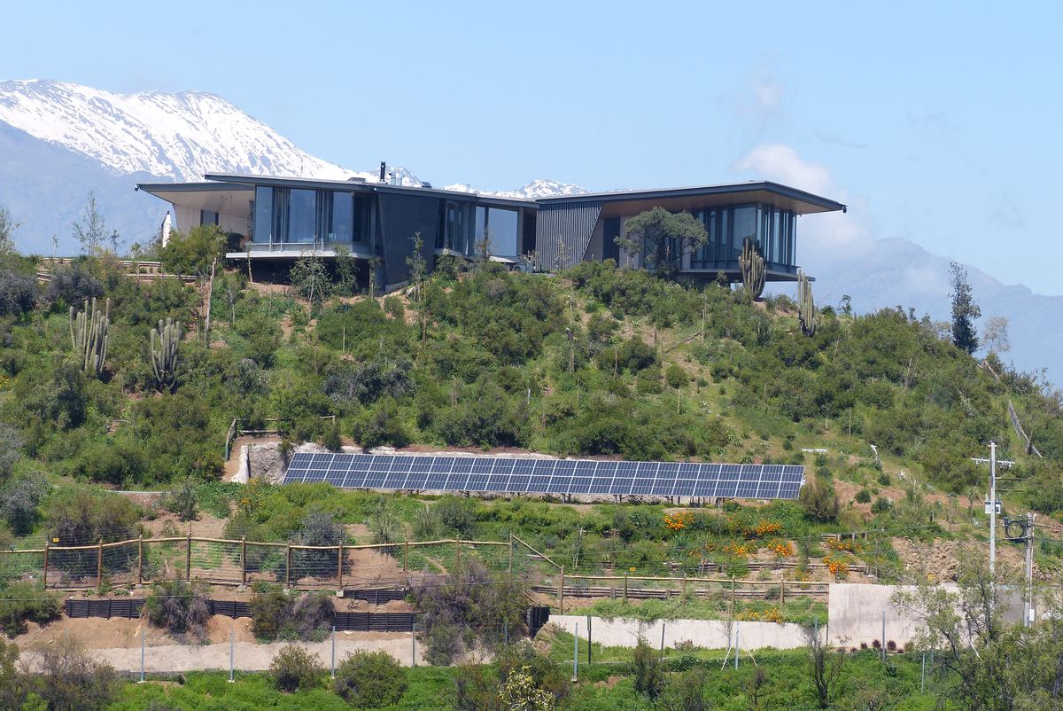 Vivienda en ladera con planta fotovoltaica instalada por Waterways, frente a la cordillera nevada