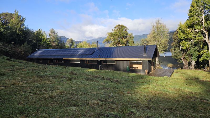Vivienda junto al lago Zenteno con sistema fotovoltaico propio
