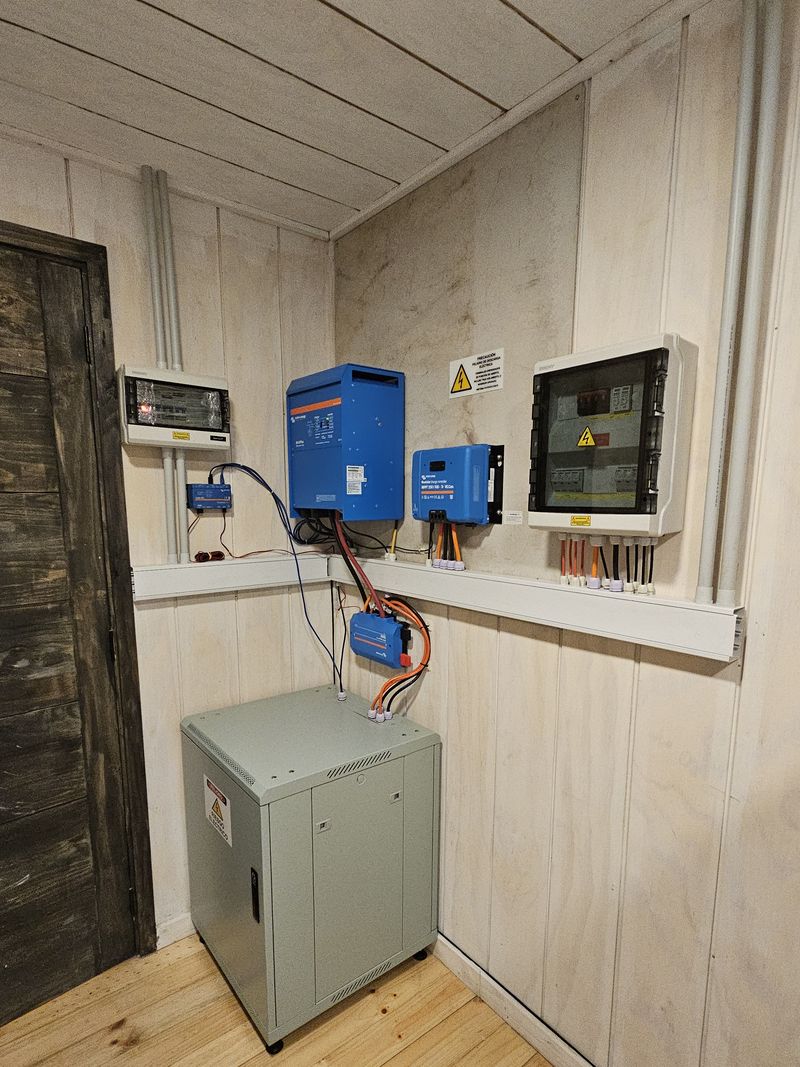 Sala técnica de Lago Zenteno con inversor Victron y tablero de protecciones