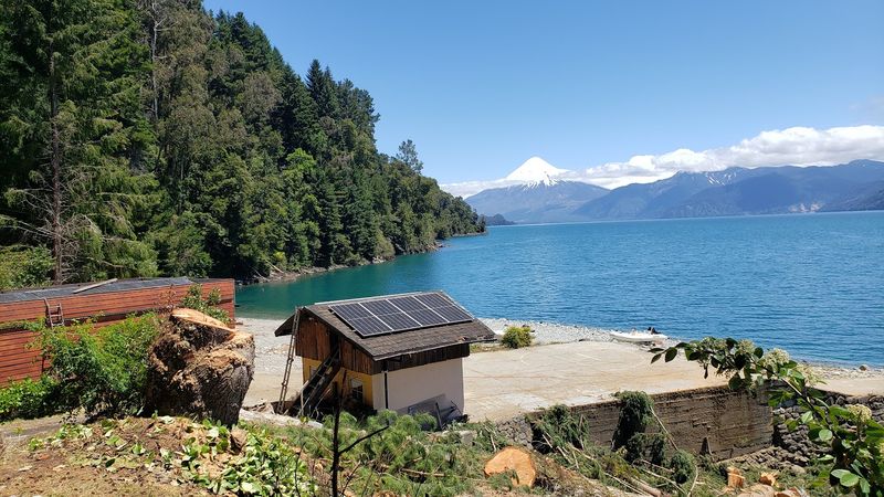 Refugio a orillas del lago Todos los Santos con paneles solares en la cubierta