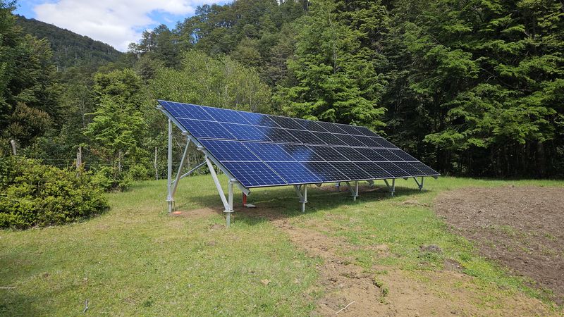 Planta fotovoltaica sobre suelo en un claro de bosque nativo en Río Puelo