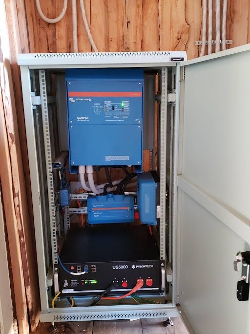 Gabinete con inversor Victron y banco de baterías en Río Puelo