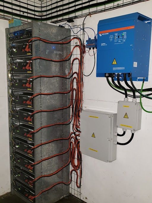 Banco de baterías de litio e inversor Victron en El Remanso