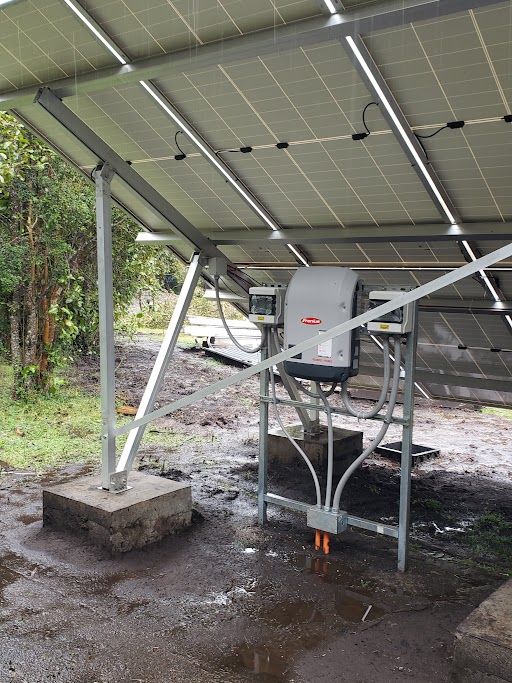 Tablero de corriente alterna instalado bajo la estructura fotovoltaica