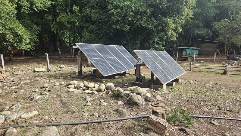 Dos arreglos fotovoltaicos en un sitio aislado en Mulchén