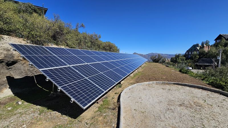 Planta fotovoltaica montada sobre una ladera con estructura metálica
