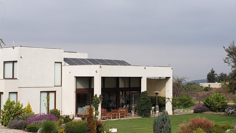 Vivienda en Chicureo con módulos fotovoltaicos sobre la cubierta