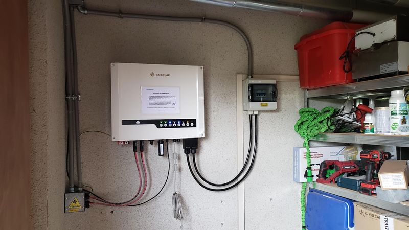 Inversor y tablero de protecciones instalados en Chicureo