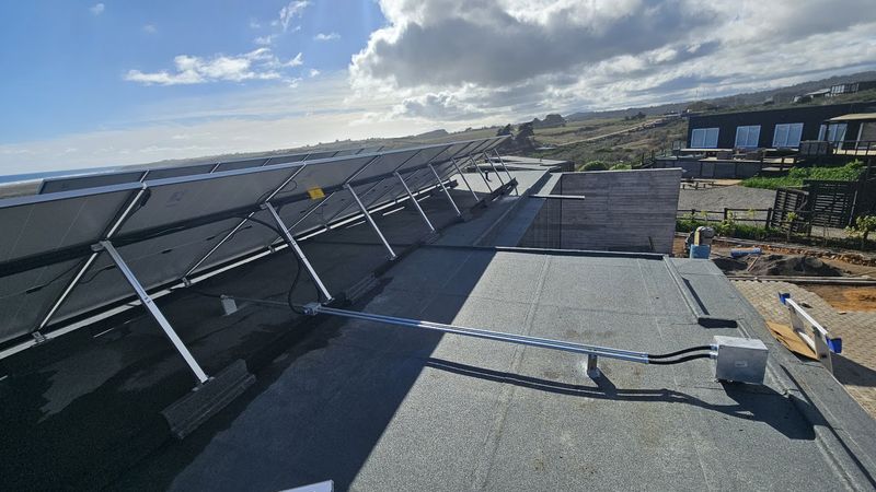 Arreglo fotovoltaico sobre una cubierta industrial en Pichilemu