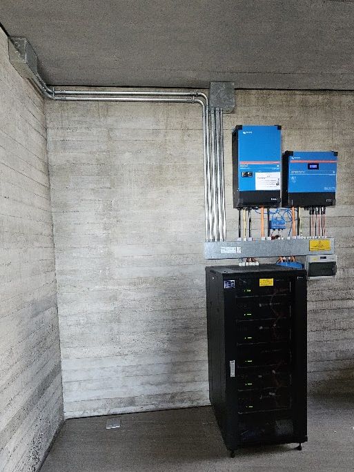 Sala técnica en Pichilemu con inversores Victron y rack de baterías de litio