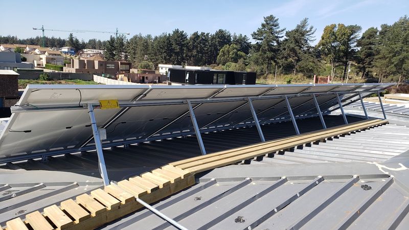Montaje de módulos fotovoltaicos sobre cubierta metálica en Ranco