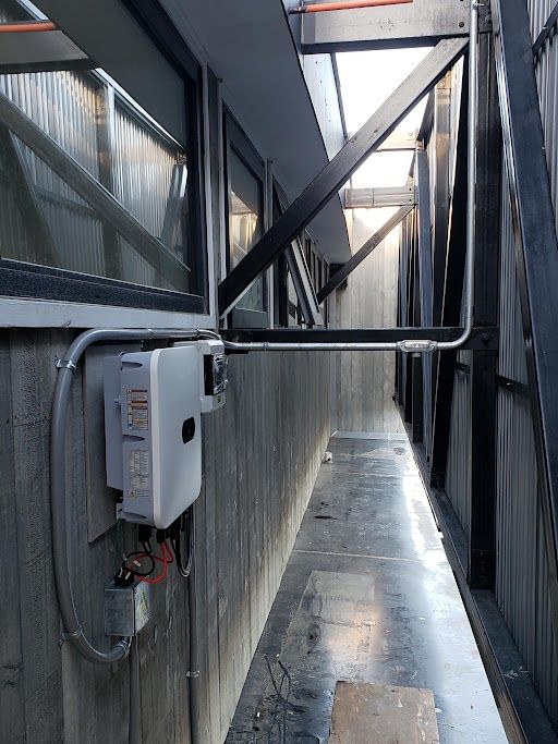 Inversor fotovoltaico montado junto a la estructura en Ranco