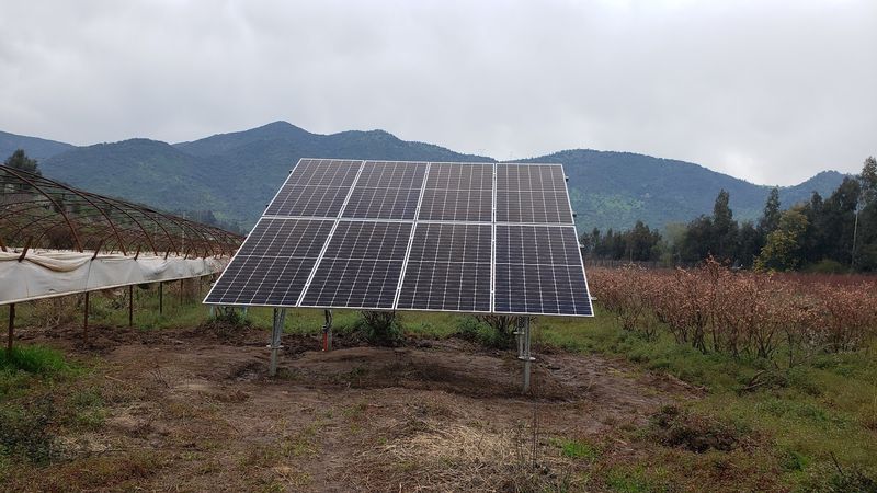 Estructura fotovoltaica sobre suelo frente a la cordillera en San Juan de la Sierra
