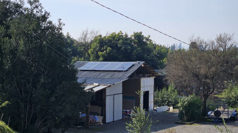 Galpón agrícola con módulos fotovoltaicos en su cubierta