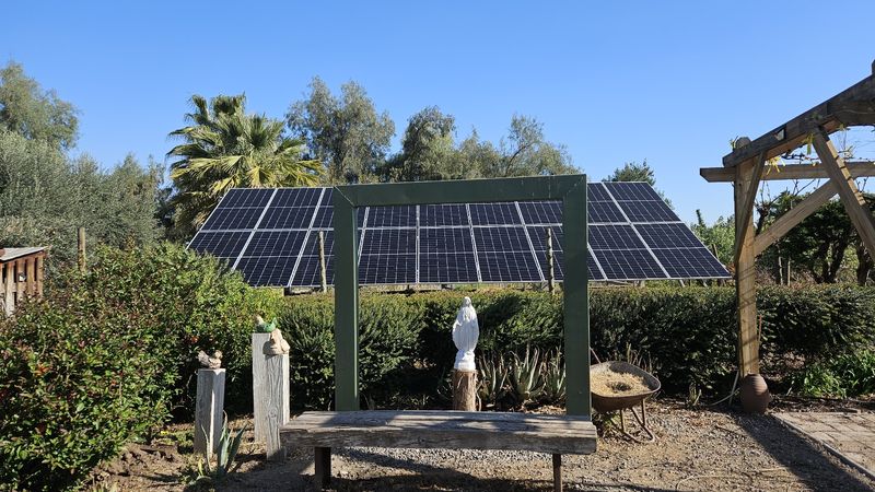 Pérgola con módulos fotovoltaicos integrados en Lo Arcaya