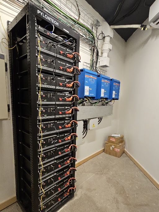Rack trifásico con inversores Victron y banco de baterías en Arrayán