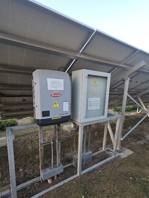 Tablero de corriente alterna junto a la estructura fotovoltaica en Arrayán