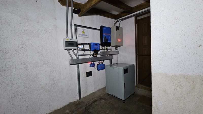 Inversor Victron y tablero de protecciones instalados en Tiltil