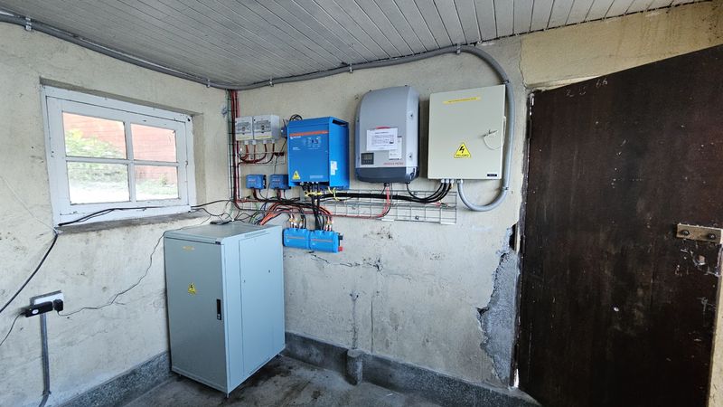 Sala técnica de Puerto Laurel con inversor Victron y tablero