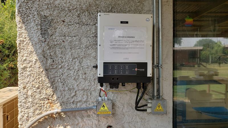 Inversor fotovoltaico montado en muro exterior en Paine