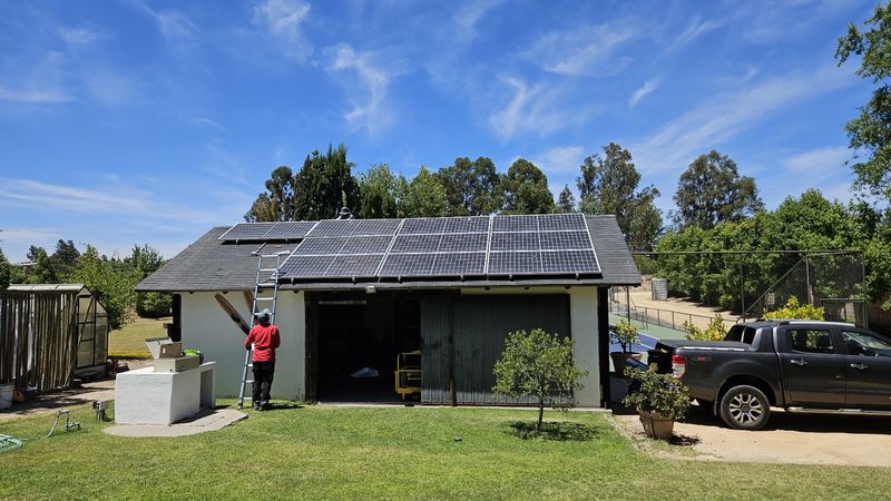 Vivienda con sistema fotovoltaico en cubierta y respaldo de energía en Rapel